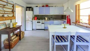 Jääkaappi, uuni, liesi, kahvin-/teenkeitin