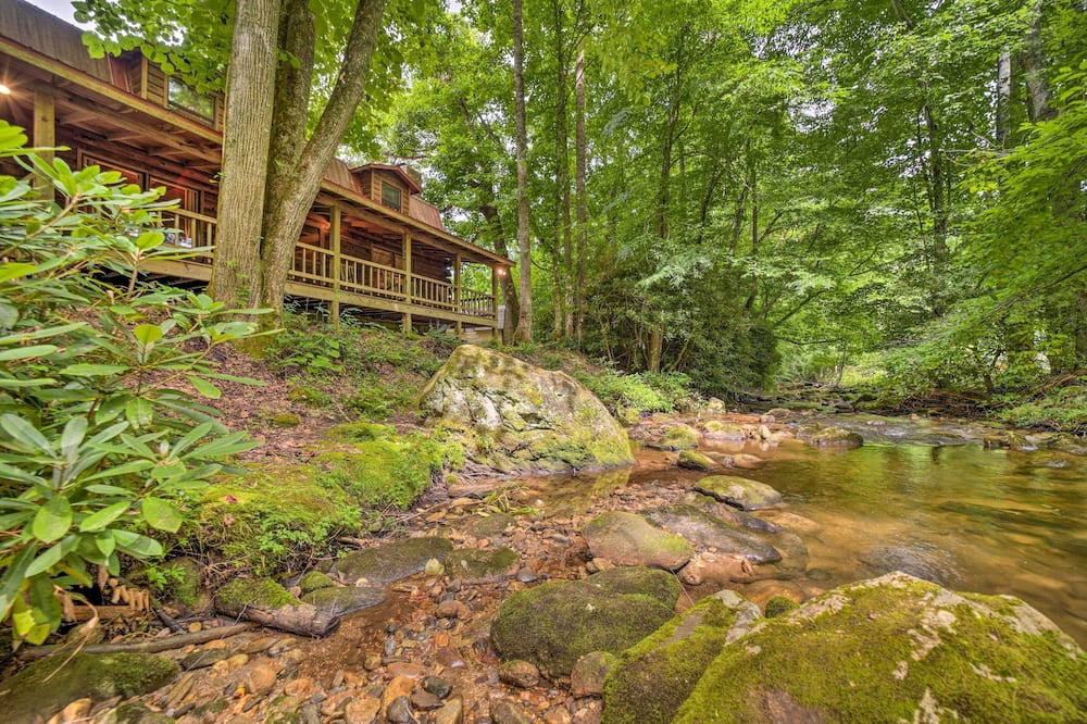 Scenic Creekside Cabin w/ Wraparound Porch! - Slick Rock, NC