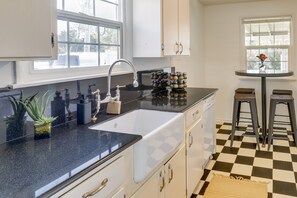 House (2 Bedrooms) | Private kitchen | Microwave, oven, stovetop, dishwasher - Downtown Kirkland Rental: Steps to Lake Washington (Kirkland)