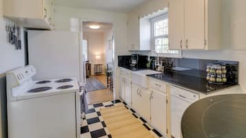 House (2 Bedrooms) | Private kitchen | Microwave, oven, stovetop, dishwasher