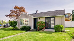 A single-story house with a front porch, a garage, and a well-maintained lawn. - Downtown Kirkland Rental: Steps to Lake Washington (Kirkland)