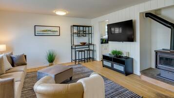 Ferienhaus (2 Bedrooms) | Wohnbereich | Fernseher
