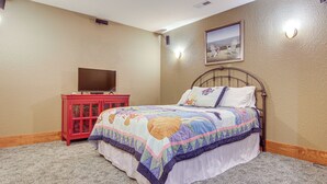 House (3 Bedrooms) | Interior - Huge Black Mountain Home w/ Mountain Views (Black Mountain)