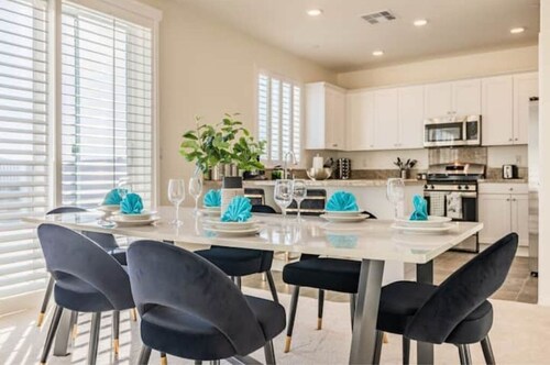 Peaceful 4BR Home With Mountain View