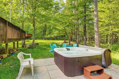 Private Hot Tub + Lake Access: Poconos Escape!