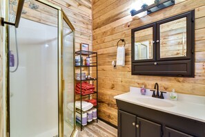 Shower - Pet-friendly Sandy Cabin w/ Spacious Fire Pit! (Sandy)
