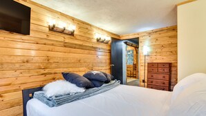 3 bedrooms, laptop workspace, iron/ironing board, bed sheets - Pet-friendly Sandy Cabin w/ Spacious Fire Pit! (Sandy)