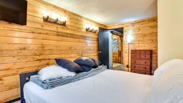 3 bedrooms, laptop workspace, iron/ironing board, bed sheets