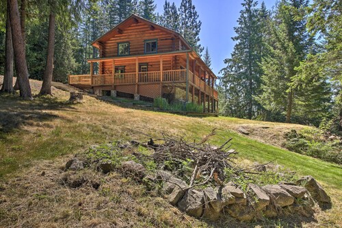 Large Cabin w/ Fire Pit + Grill on 34 Acres!