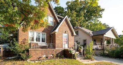 Ferndale Apartment w/ Yard - Near the Detroit Zoo!