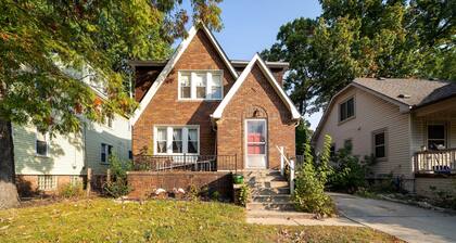 Ferndale Apartment w/ Yard - Near the Detroit Zoo!