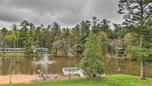 Un parc au bord du lac, doté d’une jetée, de bancs et d’une petite cascade.