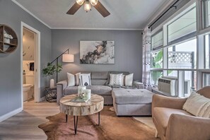 アパートメント (1 Bedroom) | リビング エリア | テレビ、暖炉、書庫