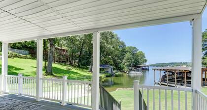 Waterfront Lake Hamilton Getaway w/ Boat Ramp!