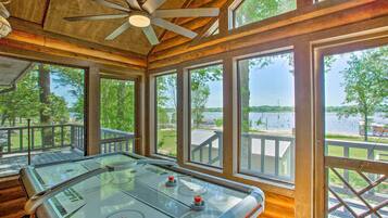 House (5 Bedrooms) | Interior