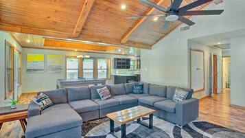 House (5 Bedrooms) | Interior