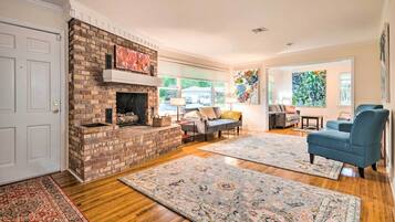 Nhà (2 Bedrooms) | Khu phòng khách | TV