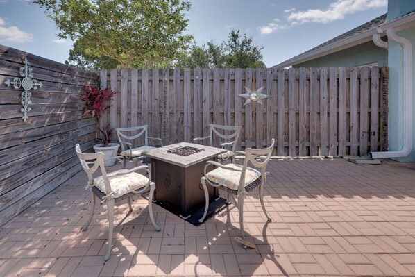 Outdoor dining - Cape Canaveral Escape: Walk to Beach! (Cape Canaveral)