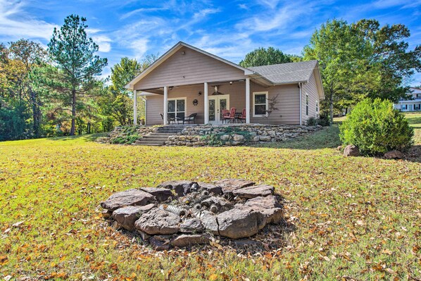 Exterior - Kingston Home w/ Patio < 4 Mi to Lake Texoma! (Kingston)