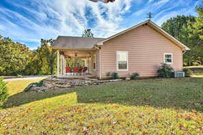 Exterior - Kingston Home w/ Patio < 4 Mi to Lake Texoma! (Kingston)