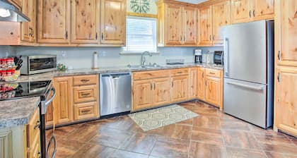 Kingston Home w/ Patio < 4 Mi to Lake Texoma!