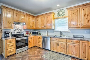 House (2 Bedrooms) | Interior - Kingston Home w/ Patio < 4 Mi to Lake Texoma! (Kingston)