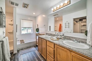 A modern bathroom with two sinks, a bathtub, and a large mirror with lights. - Serene Carnation Abode < 2 Mi to Snoqualmie River (Redmond)