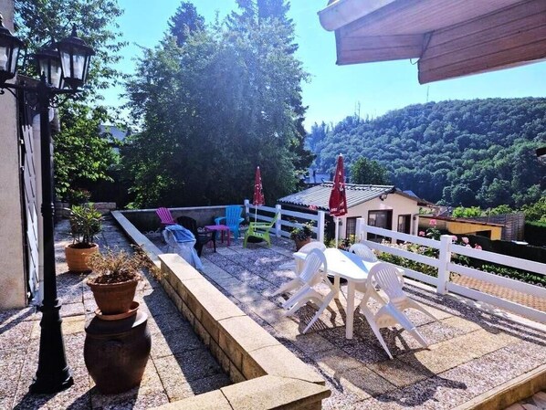 Outdoor dining - L'hermitage - Bogny SUR Meuse (BOGNY SUR MEUSE)