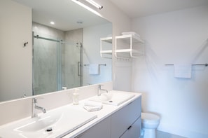 Bathroom - Sea Eagles Landing by Revelstoke Vacations (Revelstoke)