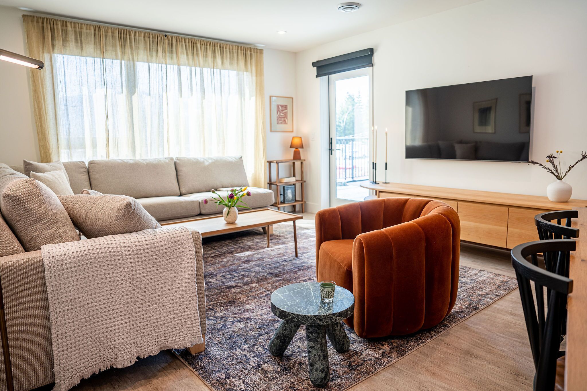 Condo | Khu phòng khách | TV màn hình phẳng 40-inch có truyền hình kỹ thuật số, TV 