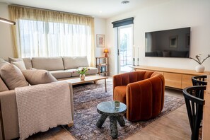 Condo | Área de estar | TV de tela plana 40 polegadas com canais digitais, TV