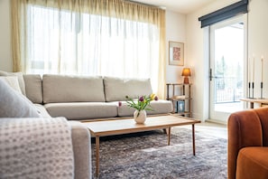 Living area - Sea Eagles Landing by Revelstoke Vacations (Revelstoke)