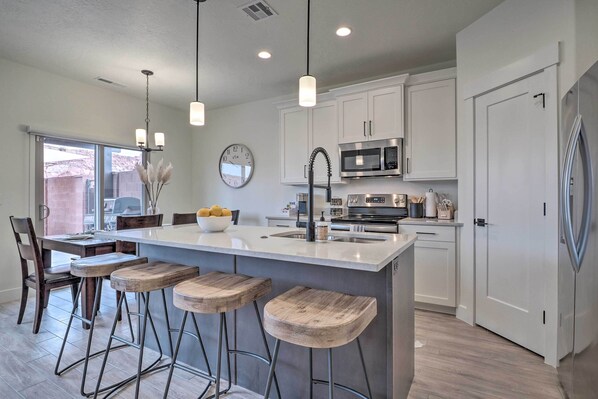 Mikrobølgeovn, ovn, kokeplater og oppvaskmaskin