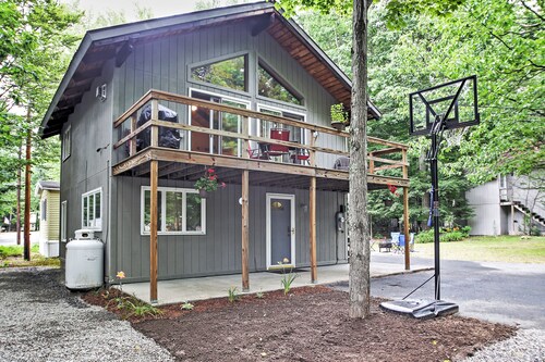 Peaceful Lincoln Chalet < 2 Mi to Loon Mtn Skiing!