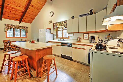Peaceful Lincoln Chalet < 2 Mi to Loon Mtn Skiing!