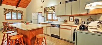 Peaceful Lincoln Chalet < 2 Mi to Loon Mtn Skiing!