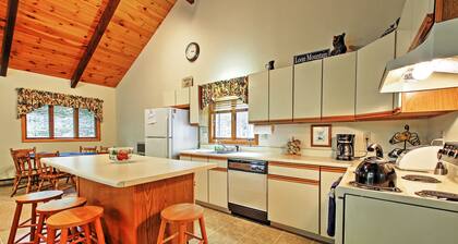 Peaceful Lincoln Chalet < 2 Mi to Loon Mtn Skiing!