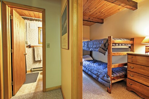 Peaceful Lincoln Chalet < 2 Mi to Loon Mtn Skiing!