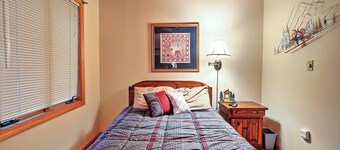 Peaceful Lincoln Chalet < 2 Mi to Loon Mtn Skiing!