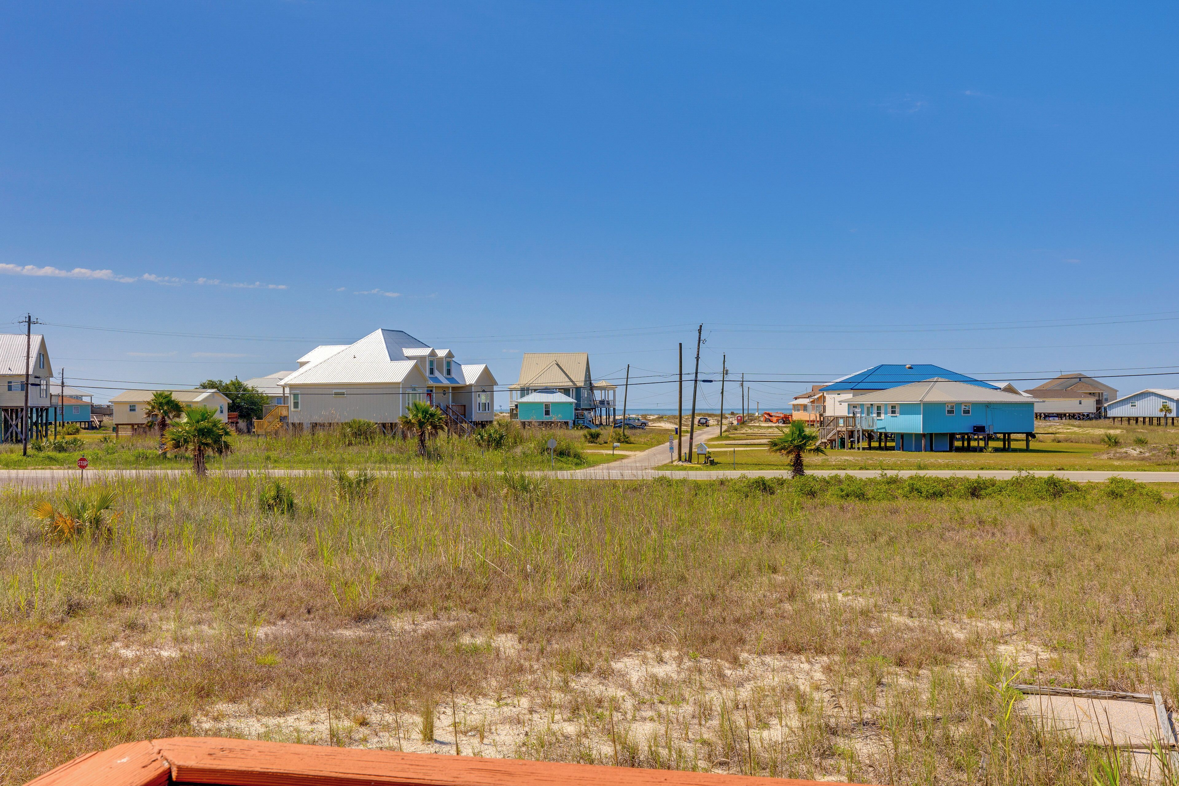 Une zone côtière avec des maisons et une plage.