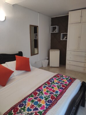 Habitación estándar | Decoración personalizada y muebles diferentes