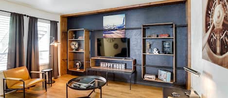 อพาร์ทเมนท์ (1 Bedroom) | บริเวณนั่งเล่น | ทีวี