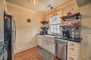 Microwave, oven, stovetop, dishwasher - 'craftsman Cottage' < 2 Mi to Dtwn New Bern! (New Bern)