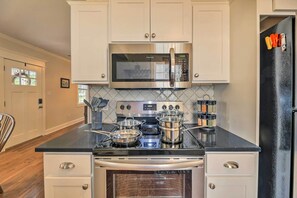 Microondas, horno, placa de cocina y lavavajillas