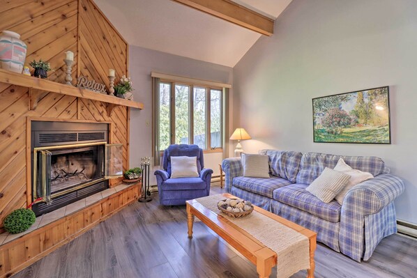 Apartment (3 Bedrooms) | Living area