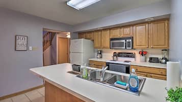 Apartment (3 Bedrooms) | Private kitchen | Microwave, oven, stovetop, dishwasher