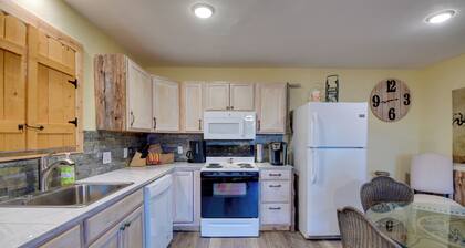 Fort Worth Home w/ Patio: 5 Mi to Dtwn!