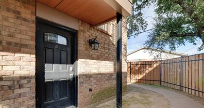 Fort Worth Home w/ Patio: 5 Mi to Dtwn!