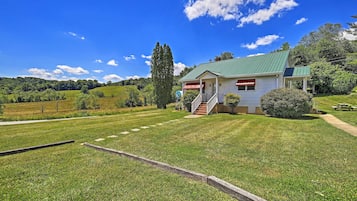 Cottage (2 Bedrooms) | Front of property