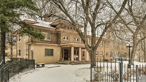 Ein großes, historisches Gebäude mit einer symmetrischen Fassade, zahlreichen Fenstern und einem zentralen Eingang.
